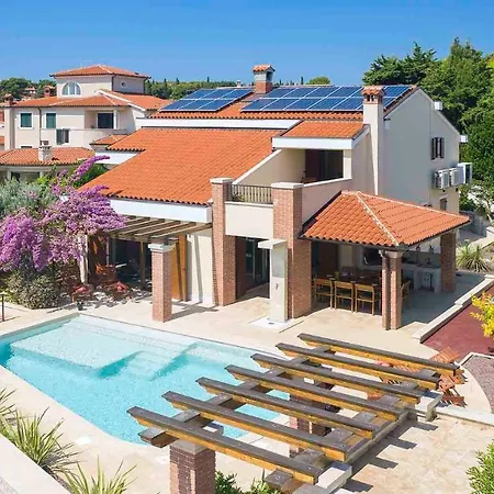 빌라 Modern Poolside In