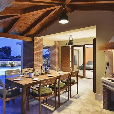 Βίλα Modern Poolside In *