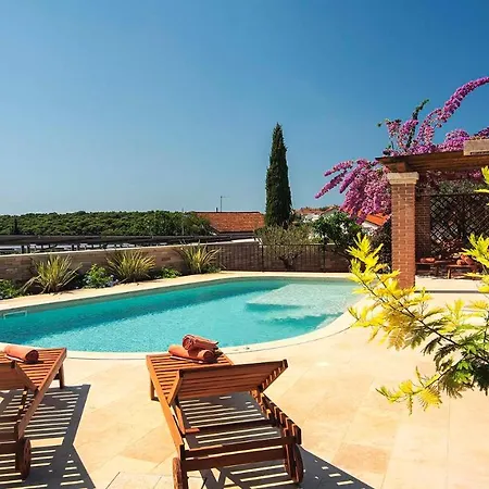 Modern Poolside In Βίλα