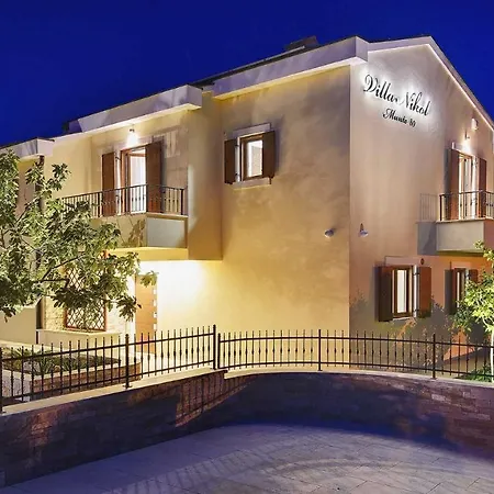 Βίλα Modern Poolside In *
