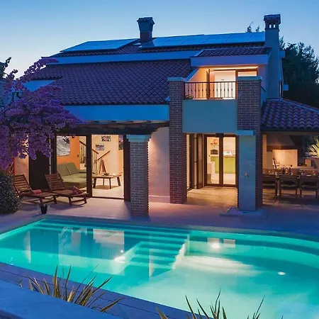 Modern Poolside In 프레멘투라